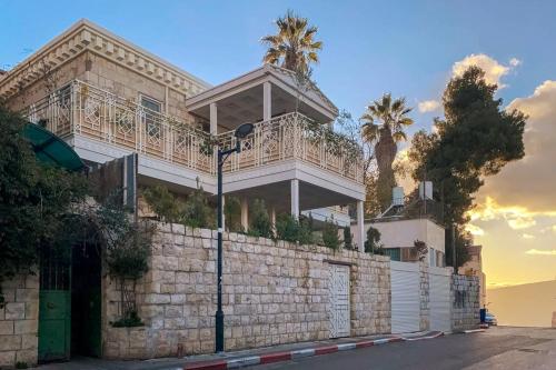 OrbachHouse Luxury Property – khách sạn tại Ein al-Asad