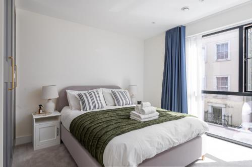 2 Bedroom Serviced Apartment, Chelsea & Fulham, Winter Balcony, Luxury high spec finish, Londyn