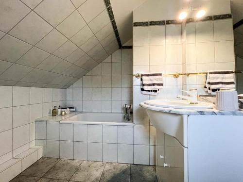 One-Bedroom Apartment image 9