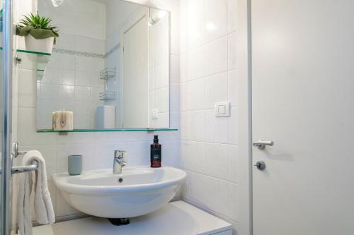 Apartment with Lake View image 9