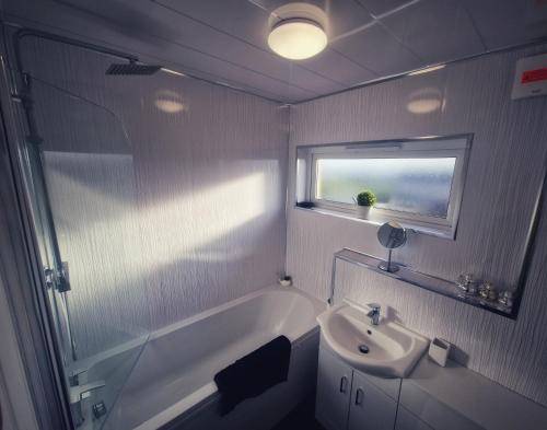 Душ, Cozy Shotts House with 2 Bedrooms in Shotts
