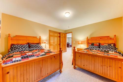 SH4 Bretton Woods condo with Hot Tub next to skiing and Mt Washington Hotel ski slopes views