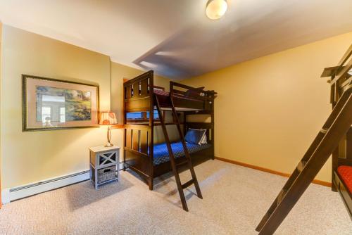 SH4 Bretton Woods condo with Hot Tub next to skiing and Mt Washington Hotel ski slopes views