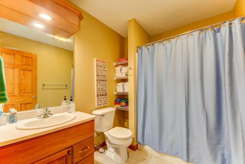 SH4 Bretton Woods condo with Hot Tub next to skiing and Mt Washington Hotel ski slopes views