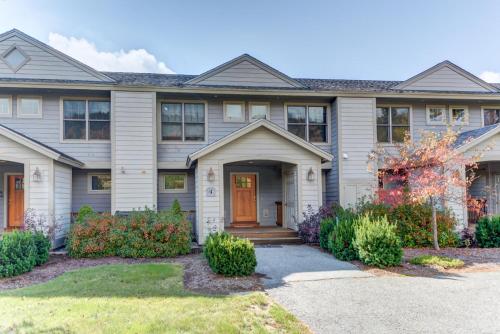 SH4 Bretton Woods condo with Hot Tub next to skiing and Mt Washington Hotel ski slopes views