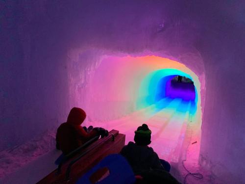 SH4 Bretton Woods condo with Hot Tub next to skiing and Mt Washington Hotel ski slopes views