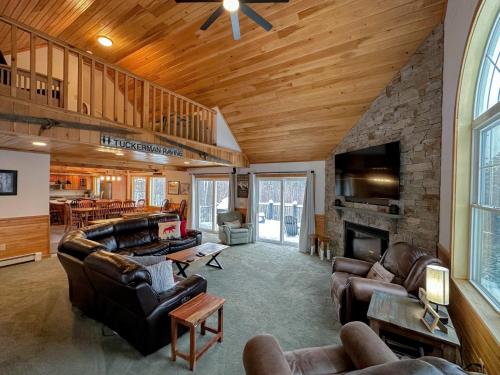 HL96 Single family home with views and lots of space Privacy convenience AC and style - image 3