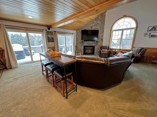HL96 Single family home with views and lots of space Privacy convenience AC and style - image 12