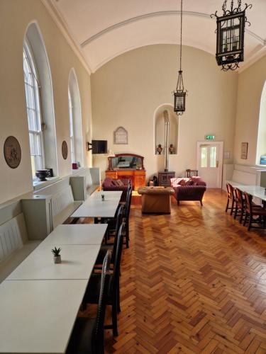 gedeelde lounge/tv-ruimte, The Forum - Mountmellick - Church in Mountmellick