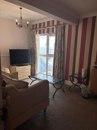1 double bed, 1 twin bed