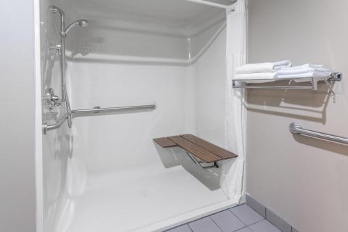 King Room with Bath Tub - Mobility Accessible/Non-Smoking