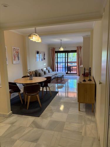 ห้องส่วนกลางสำหรับนั่งเล่น/ดูทีวี, Modern 2 bedroom apartment - Hacienda Del Sol in อตายาลา อิสดาเบ