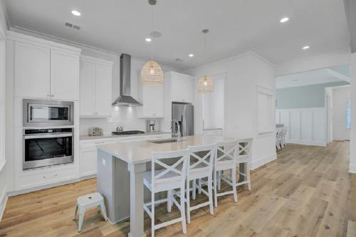 Grand Pavilion 35 by Wild Dunes, Luxury Home in Resort Core with Amenity Access in Isle of Palms, USA