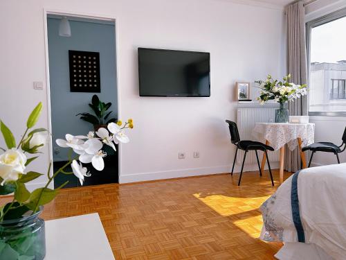 Large charming studio in Paris