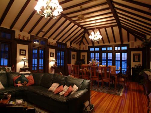 ห้องส่วนกลางสำหรับนั่งเล่น/ดูทีวี, Lake George Boathouse Waterfront Lodging in โบลตัน แลนดิ้ง(นิวยอร์ค)