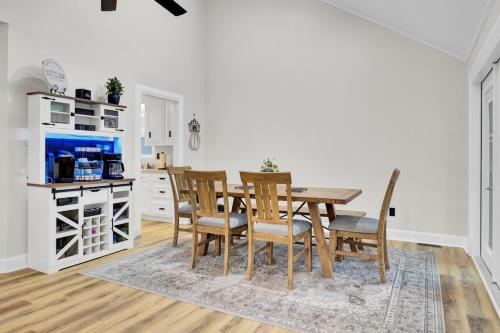 Your Storybook Hideaway - GAME ROOM - 10 Minutes from Airport Your Storybook Hideaway - GAME ROOM - 10 Minutes from Airport