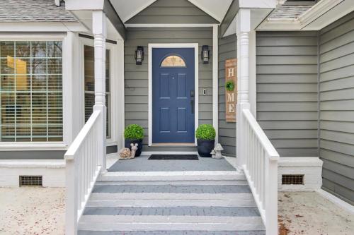 Your Storybook Hideaway - GAME ROOM - 10 Minutes from Airport Your Storybook Hideaway - GAME ROOM - 10 Minutes from Airport