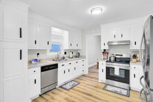 Your Storybook Hideaway - GAME ROOM - 10 Minutes from Airport Your Storybook Hideaway - GAME ROOM - 10 Minutes from Airport