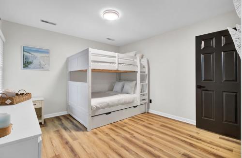 Your Storybook Hideaway - GAME ROOM - 10 Minutes from Airport Your Storybook Hideaway - GAME ROOM - 10 Minutes from Airport