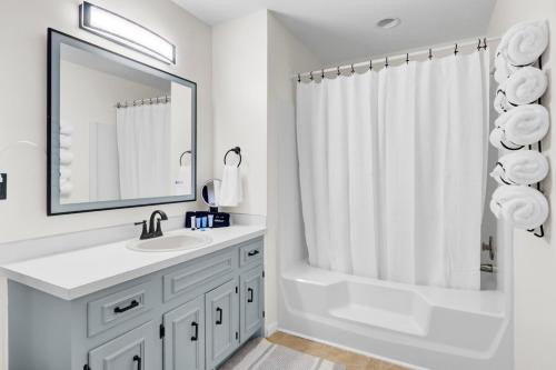 Your Storybook Hideaway - GAME ROOM - 10 Minutes from Airport Your Storybook Hideaway - GAME ROOM - 10 Minutes from Airport