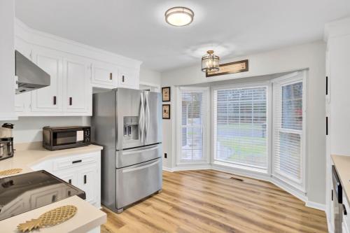 Your Storybook Hideaway - GAME ROOM - 10 Minutes from Airport Your Storybook Hideaway - GAME ROOM - 10 Minutes from Airport