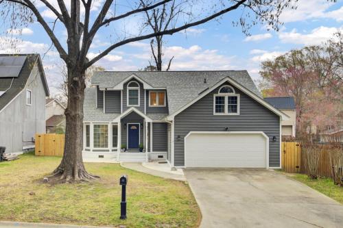 Your Storybook Hideaway - GAME ROOM - 10 Minutes from Airport Your Storybook Hideaway - GAME ROOM - 10 Minutes from Airport