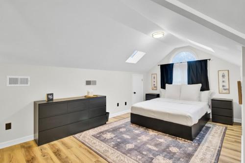 Your Storybook Hideaway - GAME ROOM - 10 Minutes from Airport Your Storybook Hideaway - GAME ROOM - 10 Minutes from Airport