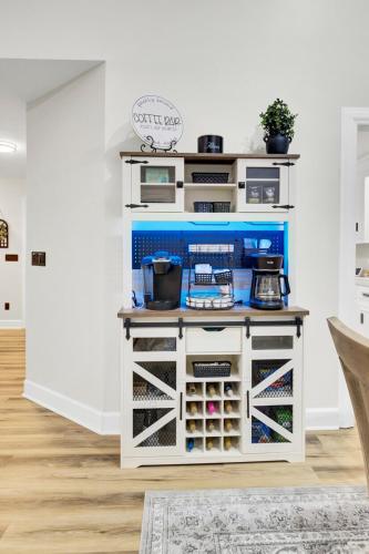 Your Storybook Hideaway - GAME ROOM - 10 Minutes from Airport Your Storybook Hideaway - GAME ROOM - 10 Minutes from Airport