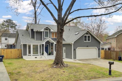 Your Storybook Hideaway - GAME ROOM - 10 Minutes from Airport Your Storybook Hideaway - GAME ROOM - 10 Minutes from Airport