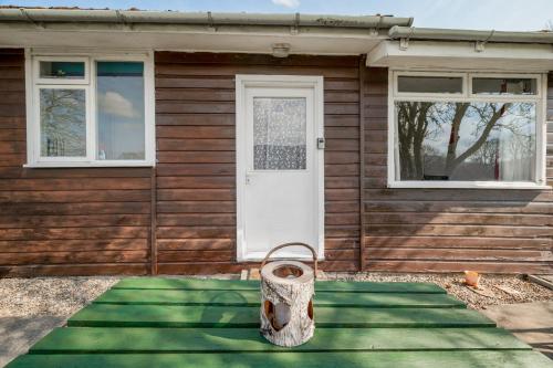 2 Bed Chalet - Sleeps 3 - Parking - Wifi in สเตร็ปเฟฟเฟอร์