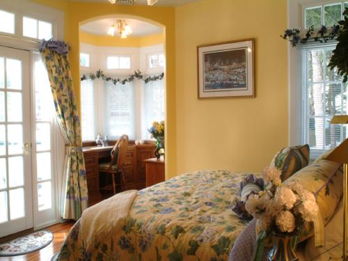 Lake George Boathouse Waterfront Lodging in Bolton Landing, USA
