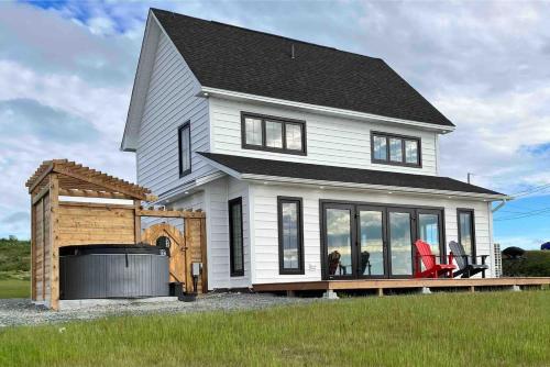 . Ocean Front Saltbox 'SeaForever' wHot Tub