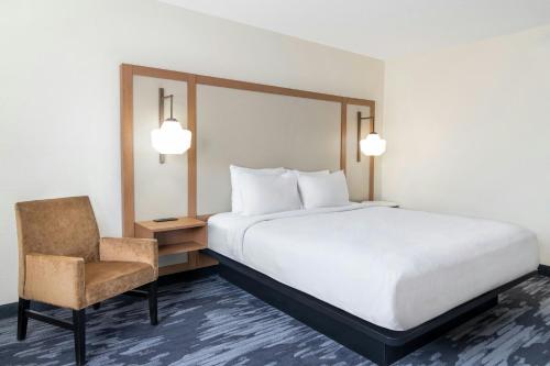 King Room with Adapted Tub - Mobility and Hearing Accessible