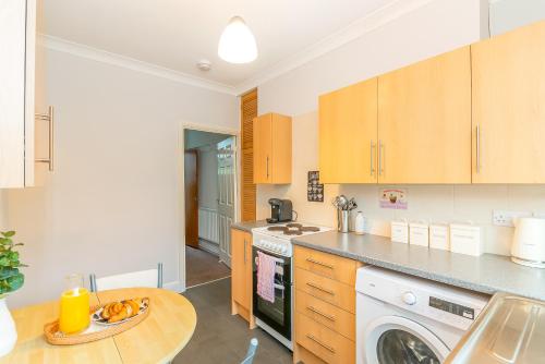 Konyha, The VIEW Spacious Apartment In Afan Forest Bike Park By StayStaycations in Port Talbot