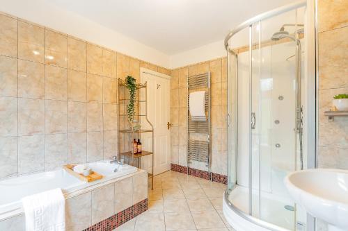 Zuhanyzó, The VIEW Spacious Apartment In Afan Forest Bike Park By StayStaycations in Port Talbot