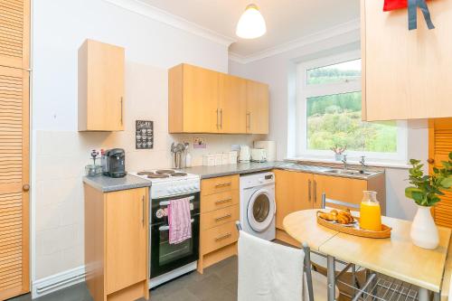 Konyha, The VIEW Spacious Apartment In Afan Forest Bike Park By StayStaycations in Port Talbot