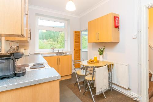 Konyha, The VIEW Spacious Apartment In Afan Forest Bike Park By StayStaycations in Port Talbot