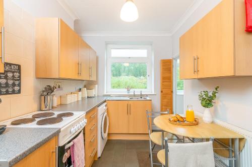 Konyha, The VIEW Spacious Apartment In Afan Forest Bike Park By StayStaycations in Port Talbot