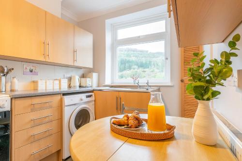 Konyha, The VIEW Spacious Apartment In Afan Forest Bike Park By StayStaycations in Port Talbot