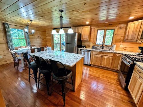 80PVR Log Home 20min to Bretton Woods AC Hot Tub wifi cable fireplace fire pit - image 8
