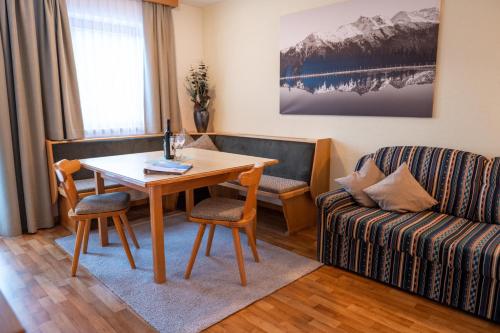 zonă comună salon/TV, Apart Beate in Kappl