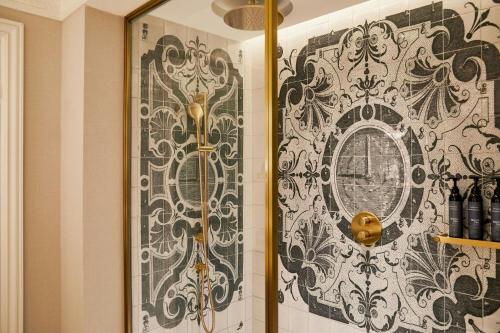 Premium Neptuno Twin Room with Fountain View image 5