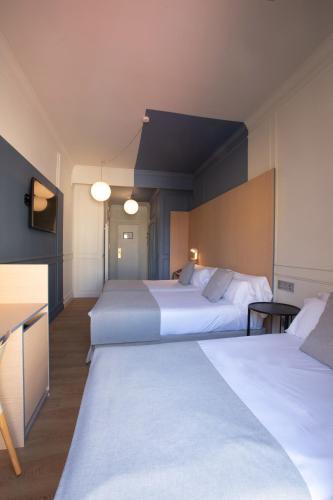 Triple Room (2 Adults + 1 Child) image 10