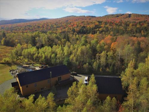 1800ML - As Seen on TV 1 mile from skiing great views hot tub fire pit beach Pool gym passes 1800ML - As Seen on TV 1 mile from skiing great views hot tub fire pit beach Pool gym passes