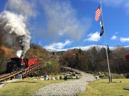 1800ML - As Seen on TV 1 mile from skiing great views hot tub fire pit beach Pool gym passes 1800ML - As Seen on TV 1 mile from skiing great views hot tub fire pit beach Pool gym passes