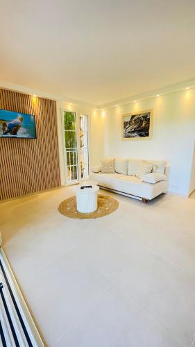 Bain De Soleil refait à neuf, bord de plage et piscine, proche de Saint Tropez Bain De Soleil refait à neuf, bord de plage et piscine, proche de Saint Tropez