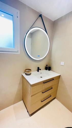 Bain De Soleil refait à neuf, bord de plage et piscine, proche de Saint Tropez Bain De Soleil refait à neuf, bord de plage et piscine, proche de Saint Tropez