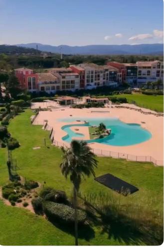 Bain De Soleil refait à neuf, bord de plage et piscine, proche de Saint Tropez Bain De Soleil refait à neuf, bord de plage et piscine, proche de Saint Tropez