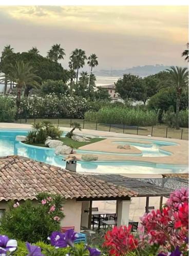 Bain De Soleil refait à neuf, bord de plage et piscine, proche de Saint Tropez Bain De Soleil refait à neuf, bord de plage et piscine, proche de Saint Tropez