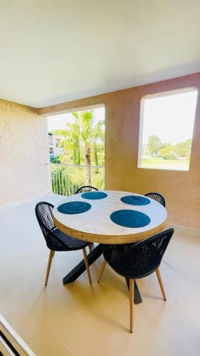 Bain De Soleil refait à neuf, bord de plage et piscine, proche de Saint Tropez Bain De Soleil refait à neuf, bord de plage et piscine, proche de Saint Tropez